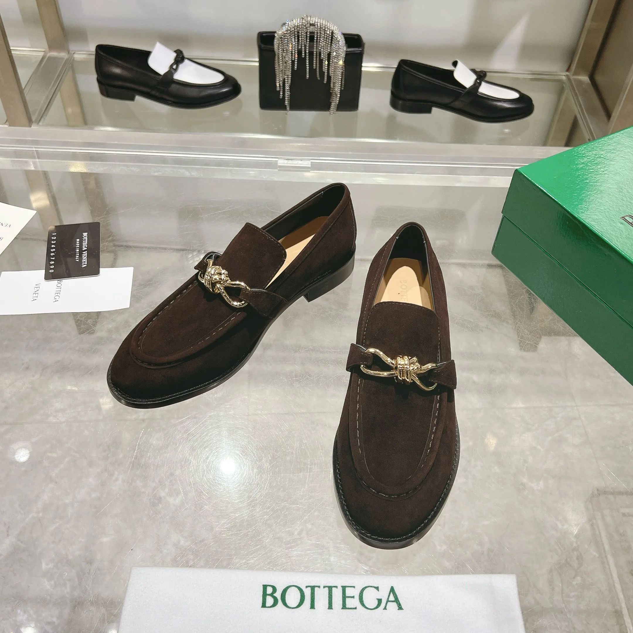 [BV] Top P: 820💰 Couple size: female 35-39 (female 40 custom-made) male 39-44 (38.45 non-refundable) Bottega Veneta 2025 counter synchronization style! Small round toe loafers! Imported leather outsole! High-grade cashmere! Solid color Niuli! Original board developed leather buckle